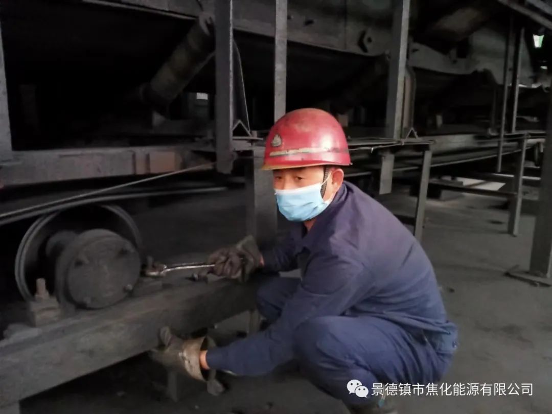 “老線這邊人手不夠，你們那邊有誰可以過來支援？”“好的，我馬上來。”聽到這個(gè)消息時(shí)，羅國安剛剛結(jié)束新線的維修工作，但他二話不說，立即拿起維修包，投入到老線的維修工作當(dāng)中。每天工作10小時(shí)以上已經(jīng)成為抗疫期間的常態(tài)，雖然身體很疲憊，但是他沒有任何怨言，“確實(shí)很辛苦、很累，但現(xiàn)在正是特殊時(shí)期，只有保障公司生產(chǎn)經(jīng)營“不斷檔”，我們生活才能“不斷線”，恰恰我所在的運(yùn)輸廠就是承擔(dān)著焦炭煤炭運(yùn)輸?shù)闹匾氊?zé)，所以我更應(yīng)該恪盡職守，保障好這些設(shè)備的穩(wěn)定運(yùn)行?！?jpg